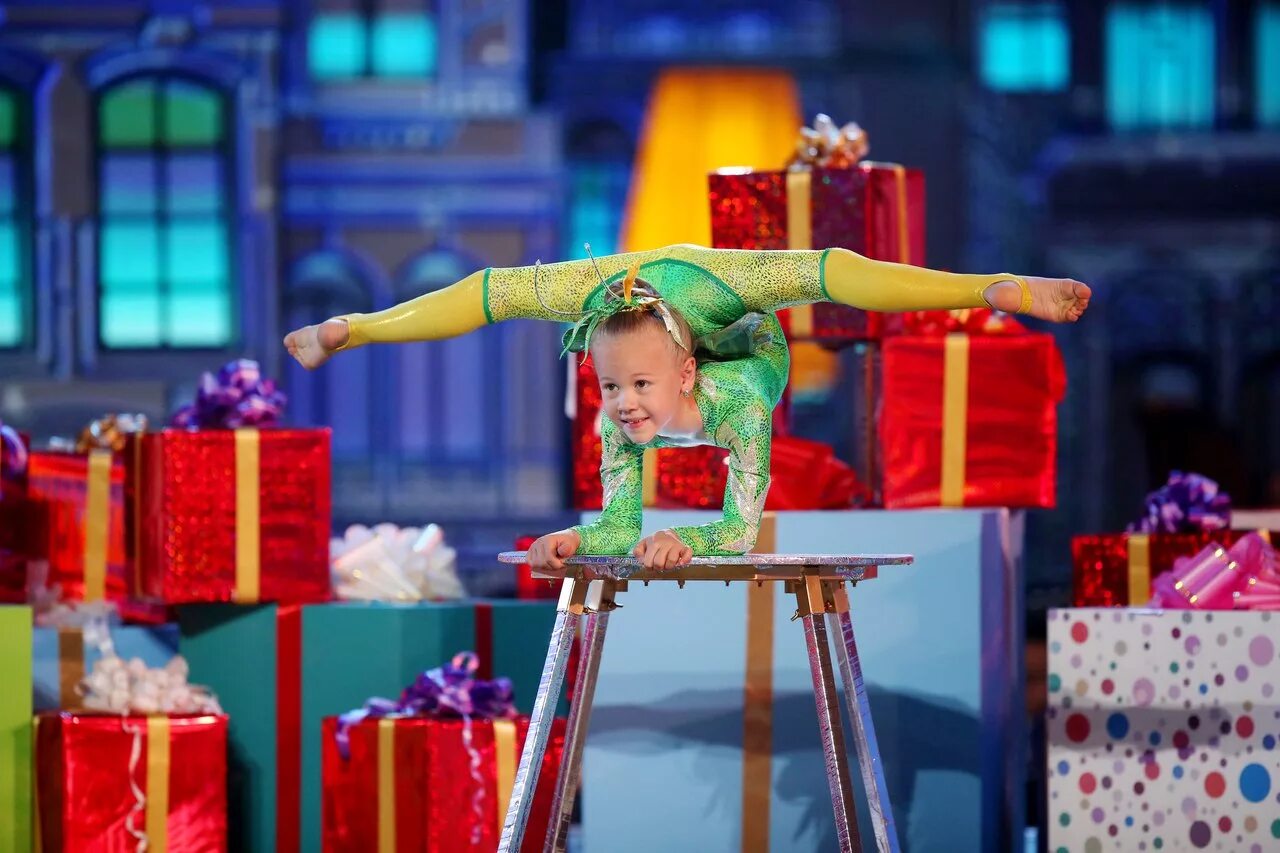 даша заяц синяя птица. синяя птица гимнастка. вольтижная акробатика. гибкая маленькая девочка на белом фоне. синяя птица девочка гимнастка.