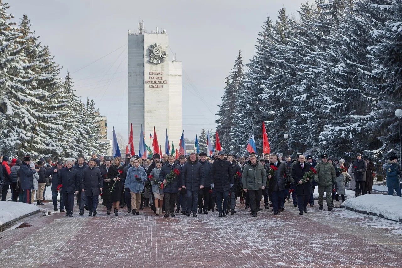 Посвященный 80 годовщине. 80 Лет освобождения Курска. 80 Лет освобождения Курска от немецко-фашистских. Годовщина освобождения Курска. Возложение венков в Курске.