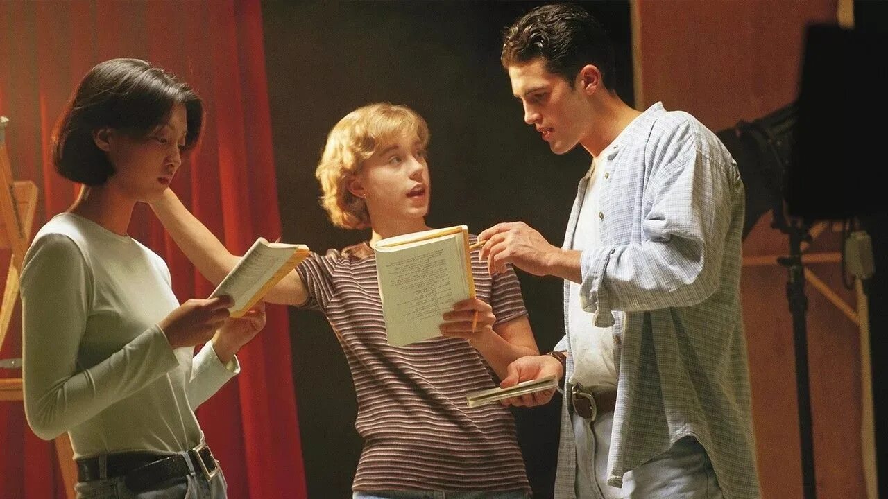 Декорация к театру. Театральная постановка. Фальстаф новат. Сцена театра эстетика. Театральная работает.