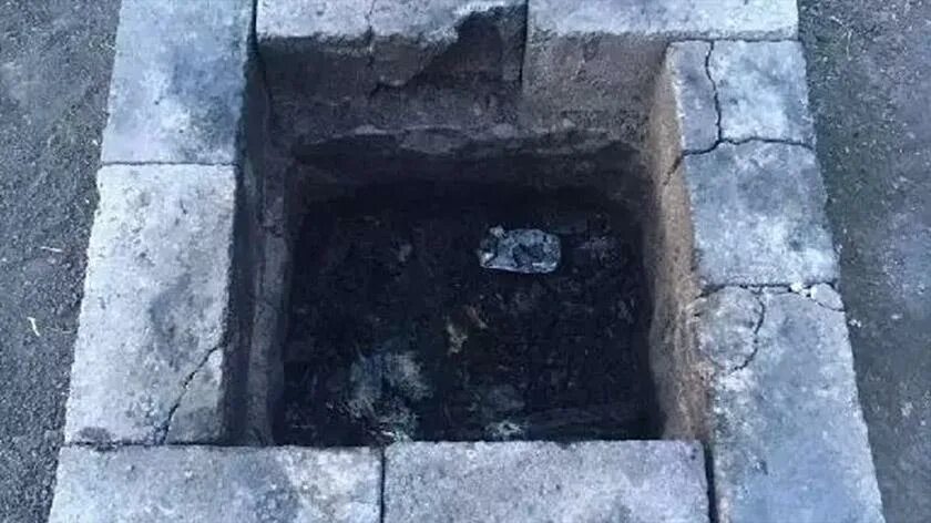 Авария в дзержинске нижегородской области. Прорыв горячей воды в омске. Девушка упавшая в яму. 12-летняя девочка упала в яму. Прорыв горячей воды в омске.