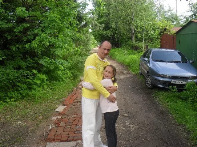 Вдовец с дочкой. Мужчина вдовец с ребенком. Мужчины с детьми вдовцы. Мужчина вдовец с ребенком. Мужчина вдовец с ребенком.