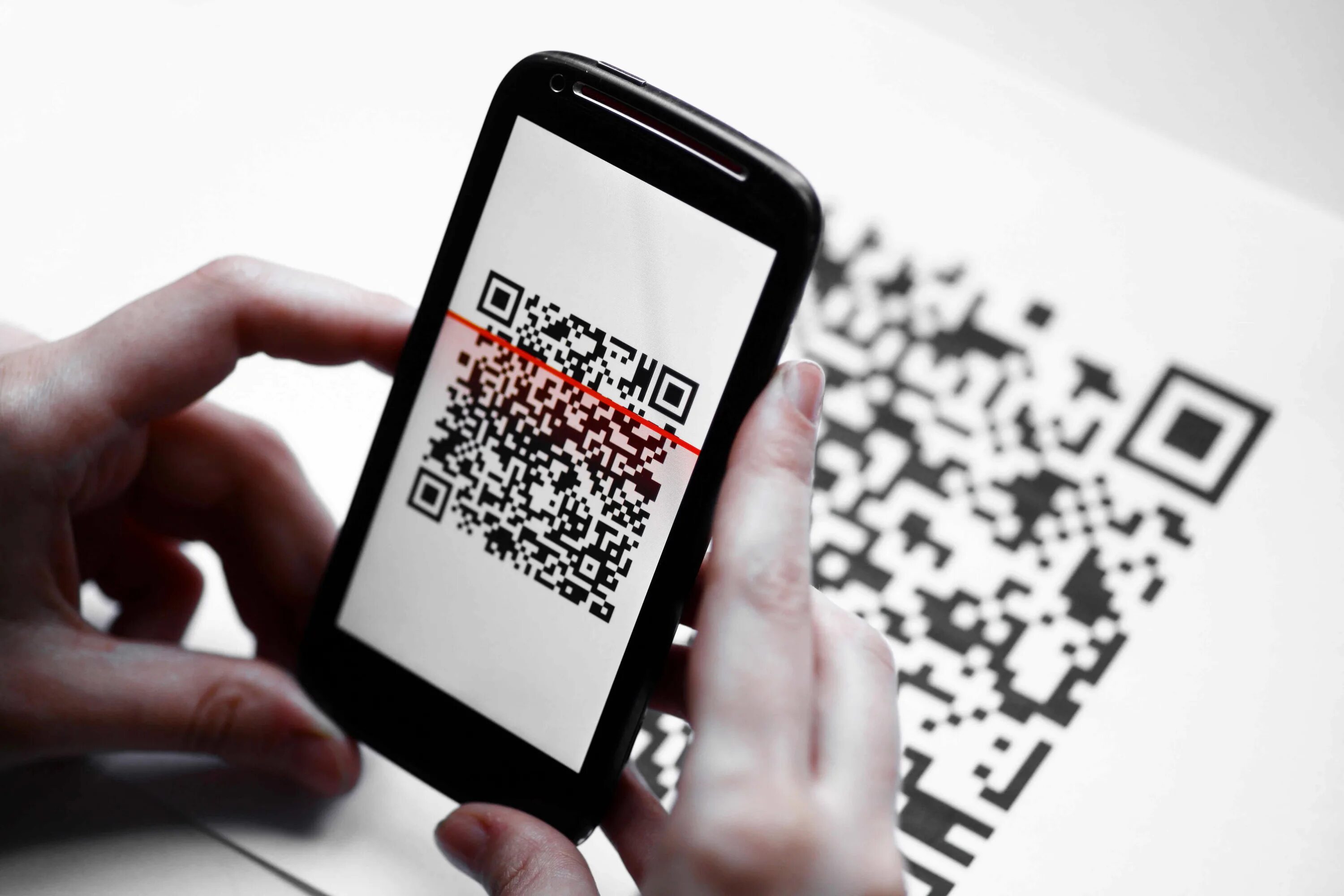 QR код. Сканирование QR. QR код изображение. Смартфон QR код. Наведи смартфон