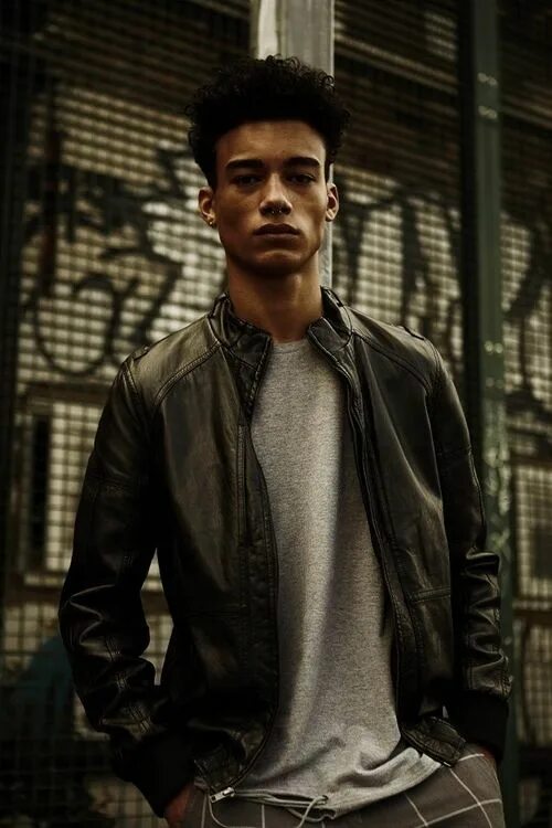 Shares king. Риз кинг. темнокожий юноша оборачивается. райт парень фото. reece king g.