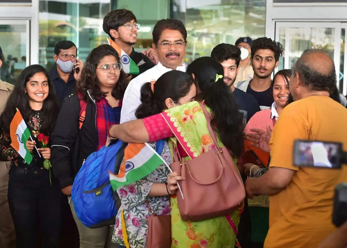 Indian carry. Indian carry. Лифт энд керри новое. Indian carry. Индийские студенты в россии.