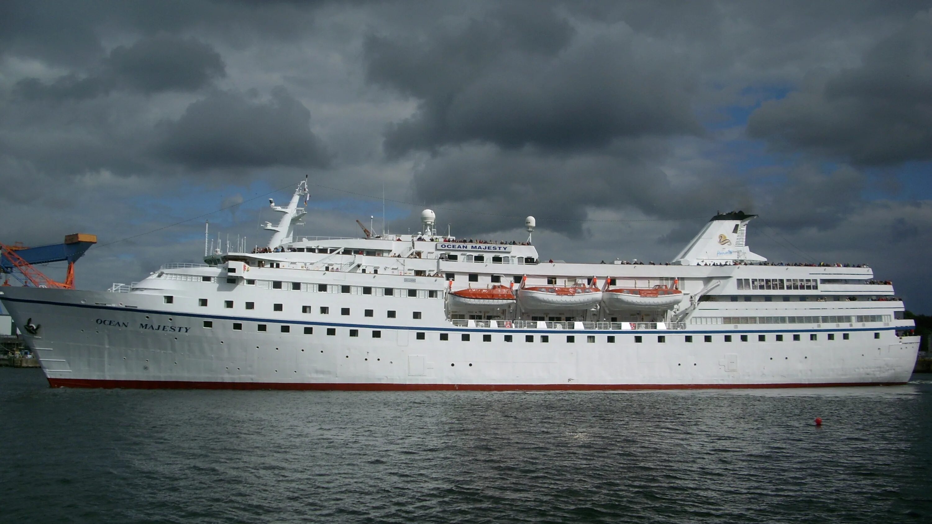 Passenger ships. Пассажирское судно. Пассажирские суда. Морские пассажирские суда. Морское пассажирское судно.