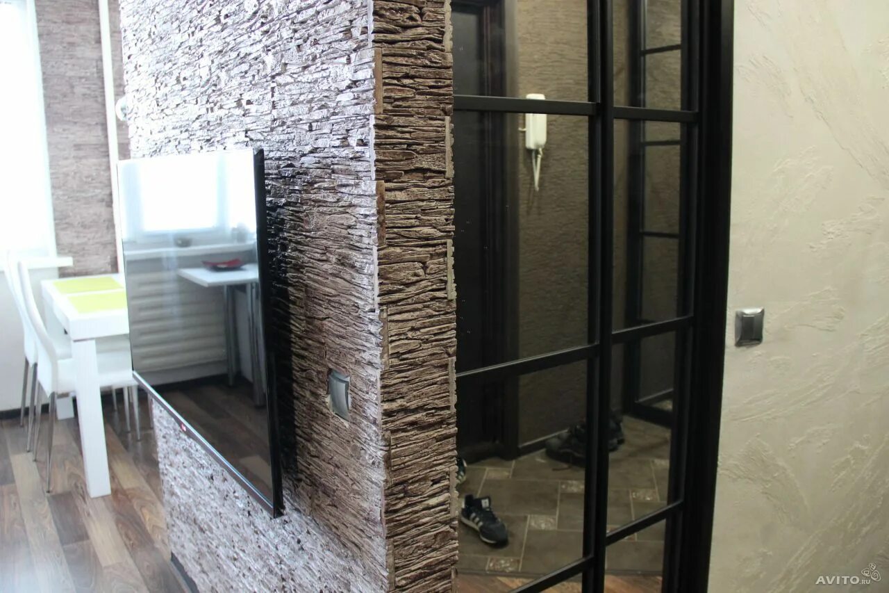 отделка декоративным сланцем. отделочный камень. тонкослойный сланец декоративный. декоративные панели для стен для внутренней отделки под камень. сланец в интерьере.