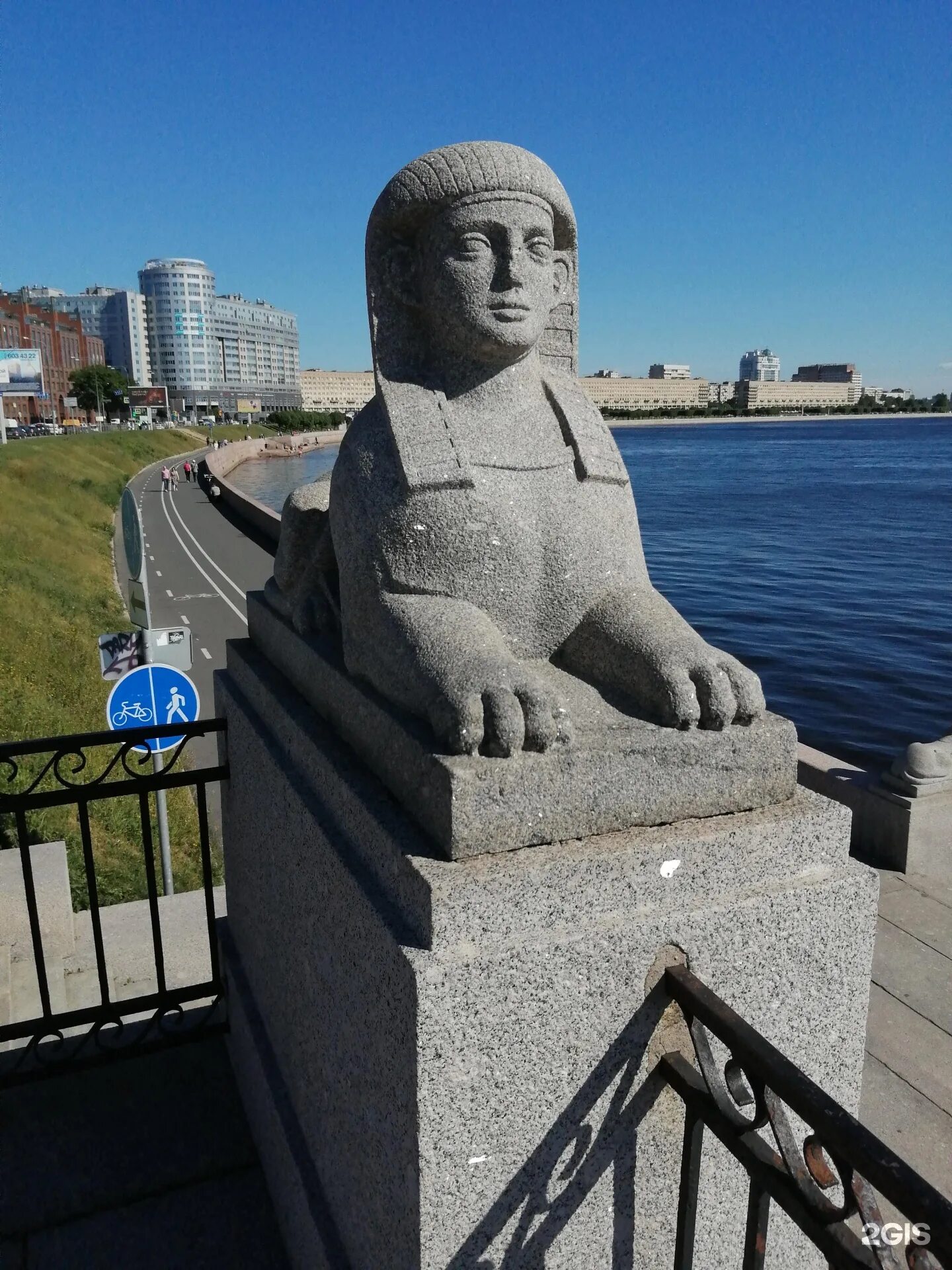 На каком мосту сфинксы в петербурге. Сфинксы у академии художеств в санкт-петербурге. сфинксы в санкт-петербурге на университетской набережной. петербургские сфинксы статуи. петербургский сфинкс скульптура.
