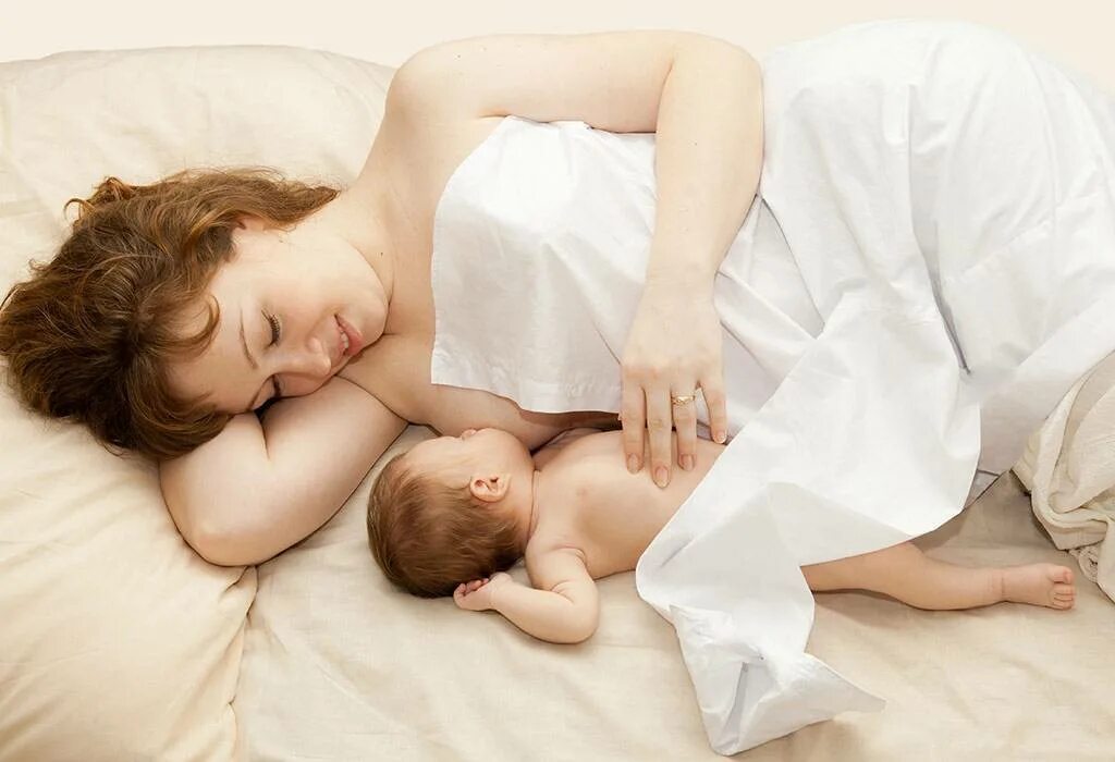 Совместный сон с младенцем. Мама и новорожденный сон. Мама у кровати ребенка. Жена хочет спать с ребенком