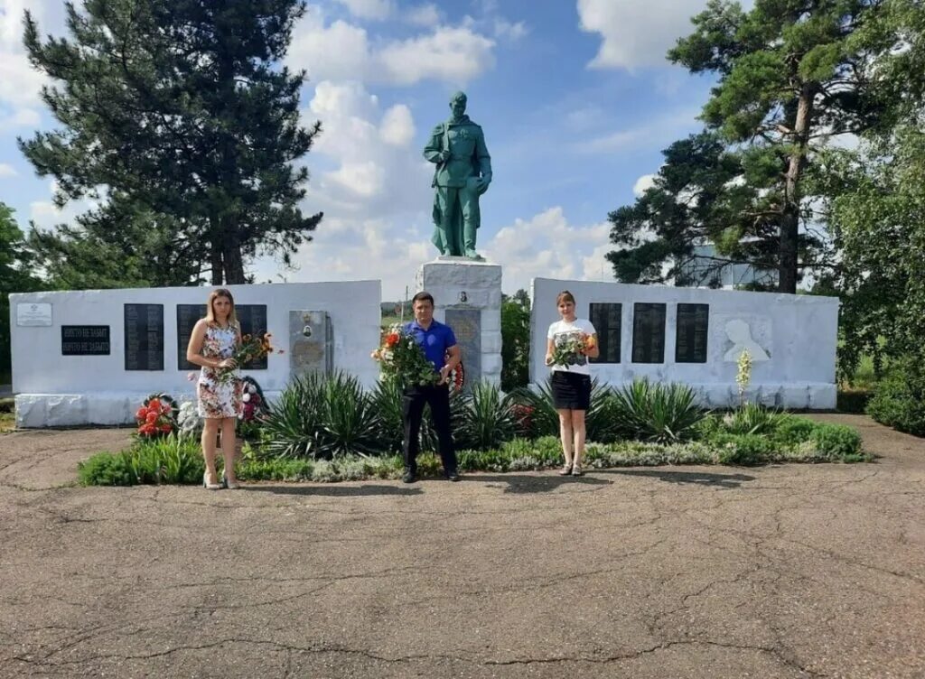 Х большевик. Обелиск в хуторе Беднягина Тимашевского района. Хутор Беднягина Тимашевский. Дербентское сельское поселение Тимашевского района. Тимашевский район Хутор Новоленинский памятник.