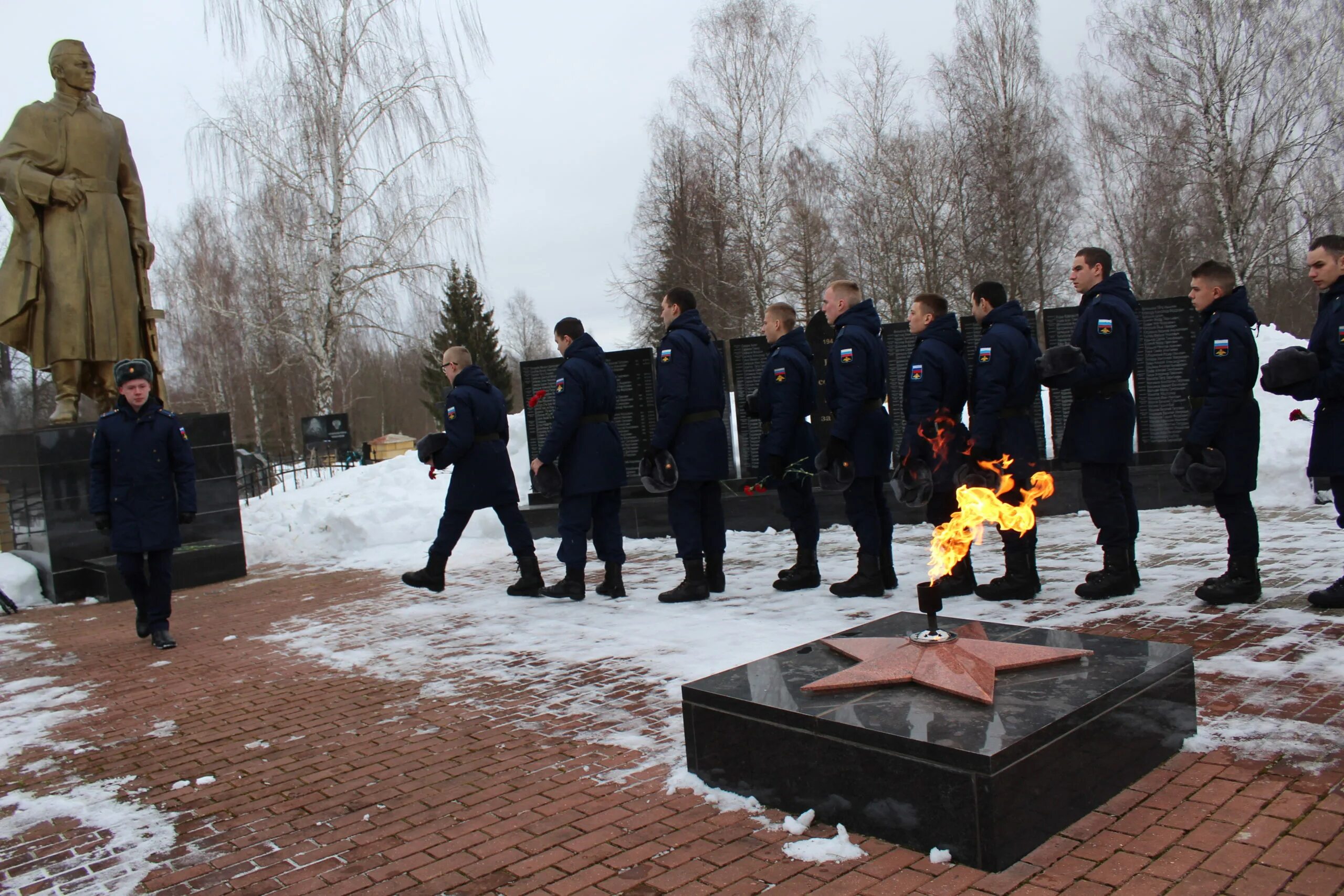 Военные памятники. Возложение цветов к памятнику. Памятник павшим воинам. Кладбище в Торжке.