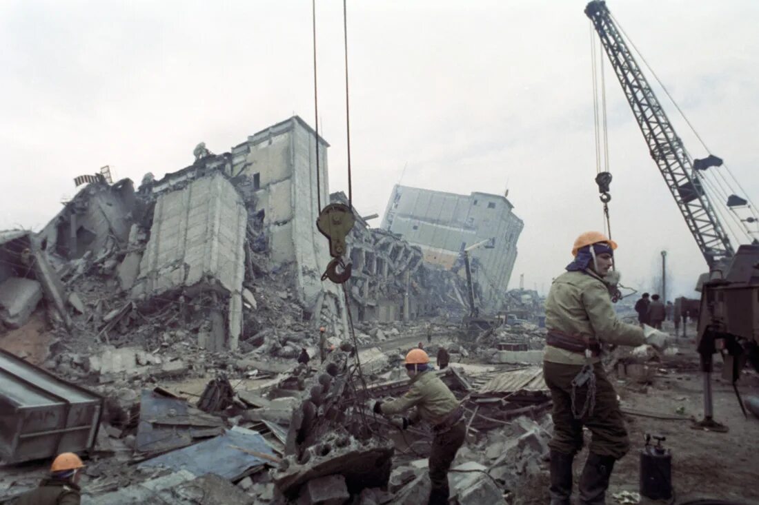 Спитак землетрясение 1988. Землетрясение 7 декабря 1988 Армения Ленинакан. Землетрясение в Армении в 1988 году. Землетрясение в 80