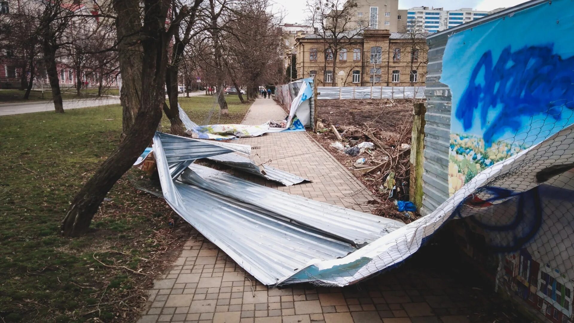 Сильный ветер в Ставрополе. Ураганный ветер Ставрополь. Снесло крышу ветром. Порывы ветра 11 м с