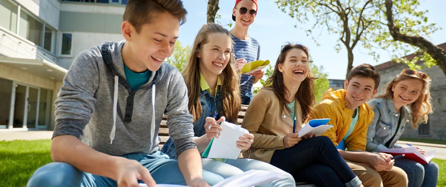 Подростки в школе. Современная молодежь. Популярные английские подростки. Королевская школа в англии. Лагерь летний в британия.