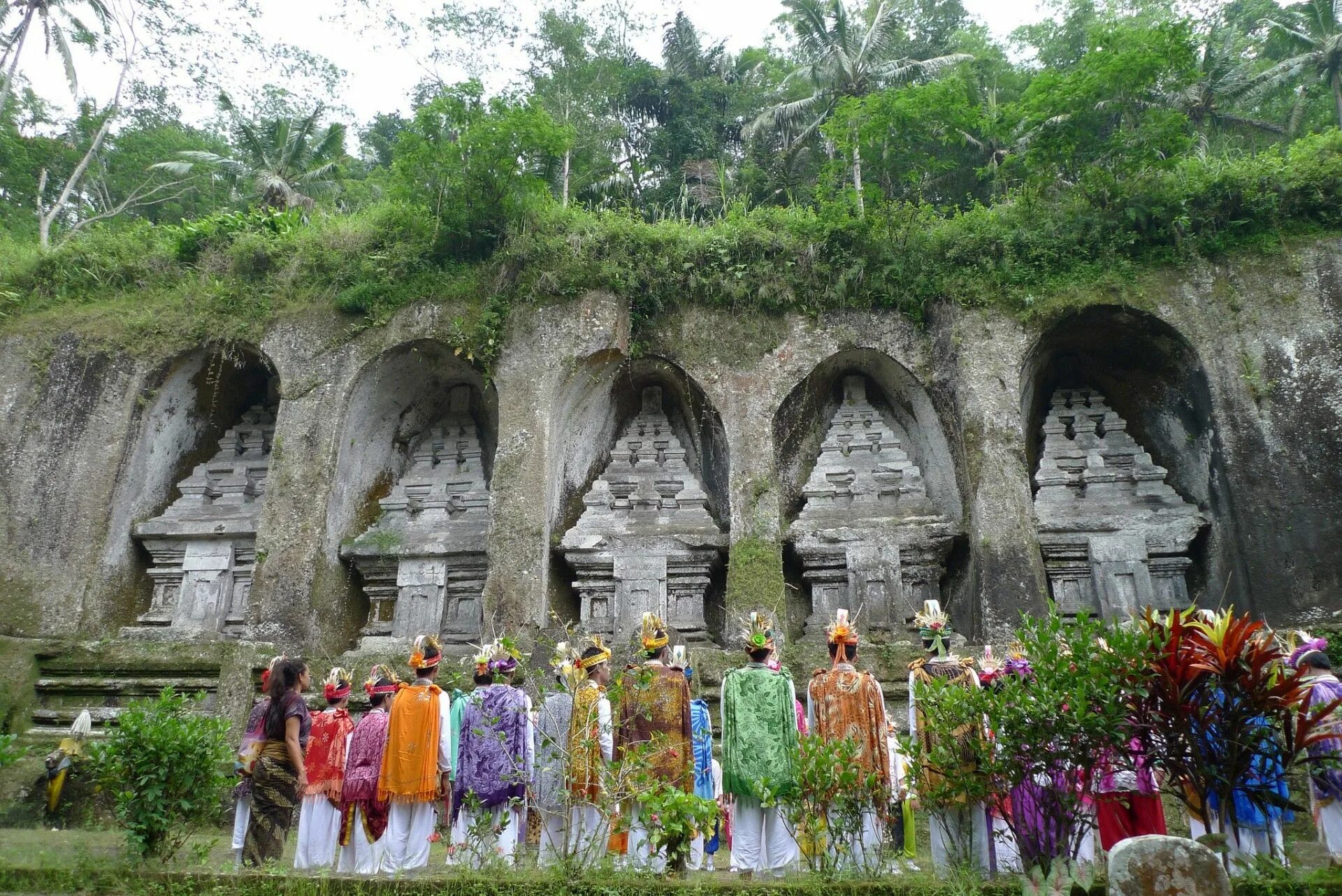 Yungs better temples. Бали храм Гунунг. Храм Гунунг кави на Бали. Королевские гробницы Гунунг кави. Древний Индуистский храм Гунунг кави.