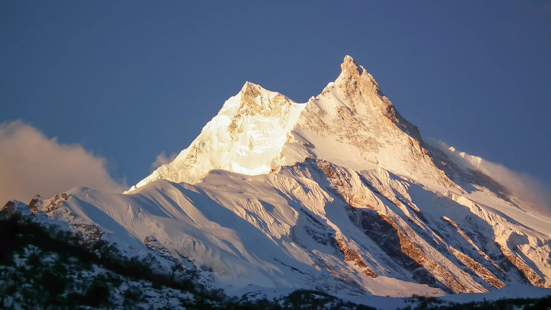Самая высокая гора находится. Гора Манаслу Гималаи. Гималаи вершины восьмитысячники. Восьмитысячники Гималаев Манаслу. Вершина Манаслу в Гималаях.