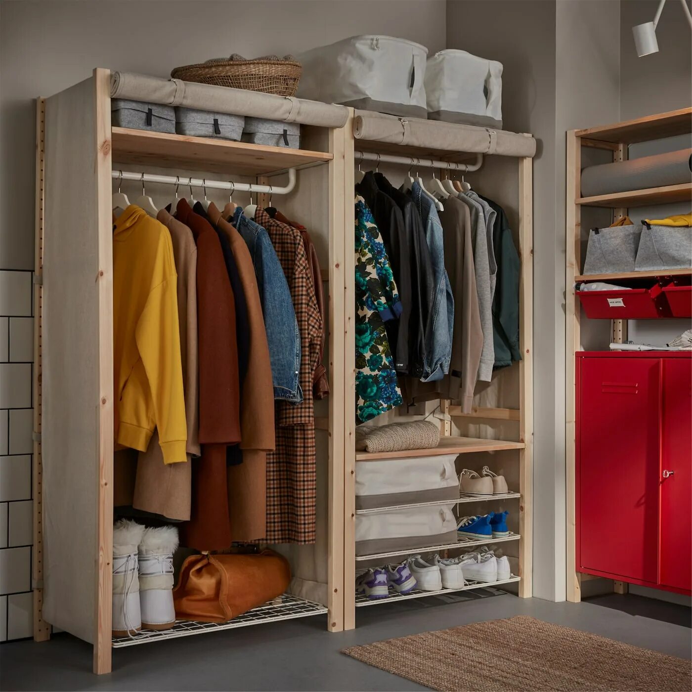 Стеллаж со шторкой. Стеллаж с вешалкой. Стеллаж деревянный. Шкаф стеллаж для одежды. Шкаф стеллаж для одежды.