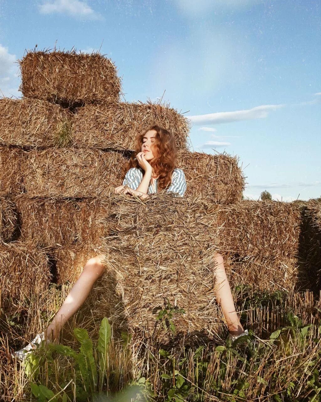 В сене на 1 голову. Сено в тюках. Фотосессия сено. Солома в тюках. Фотосессия с тюками сена.