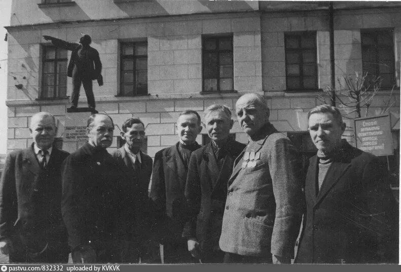 Завод большевик новосибирск на большевистской. Первый директор имз. Цементный завод в вольске. Завод большевик ленинград где находится. Завод большевик ленинград история.