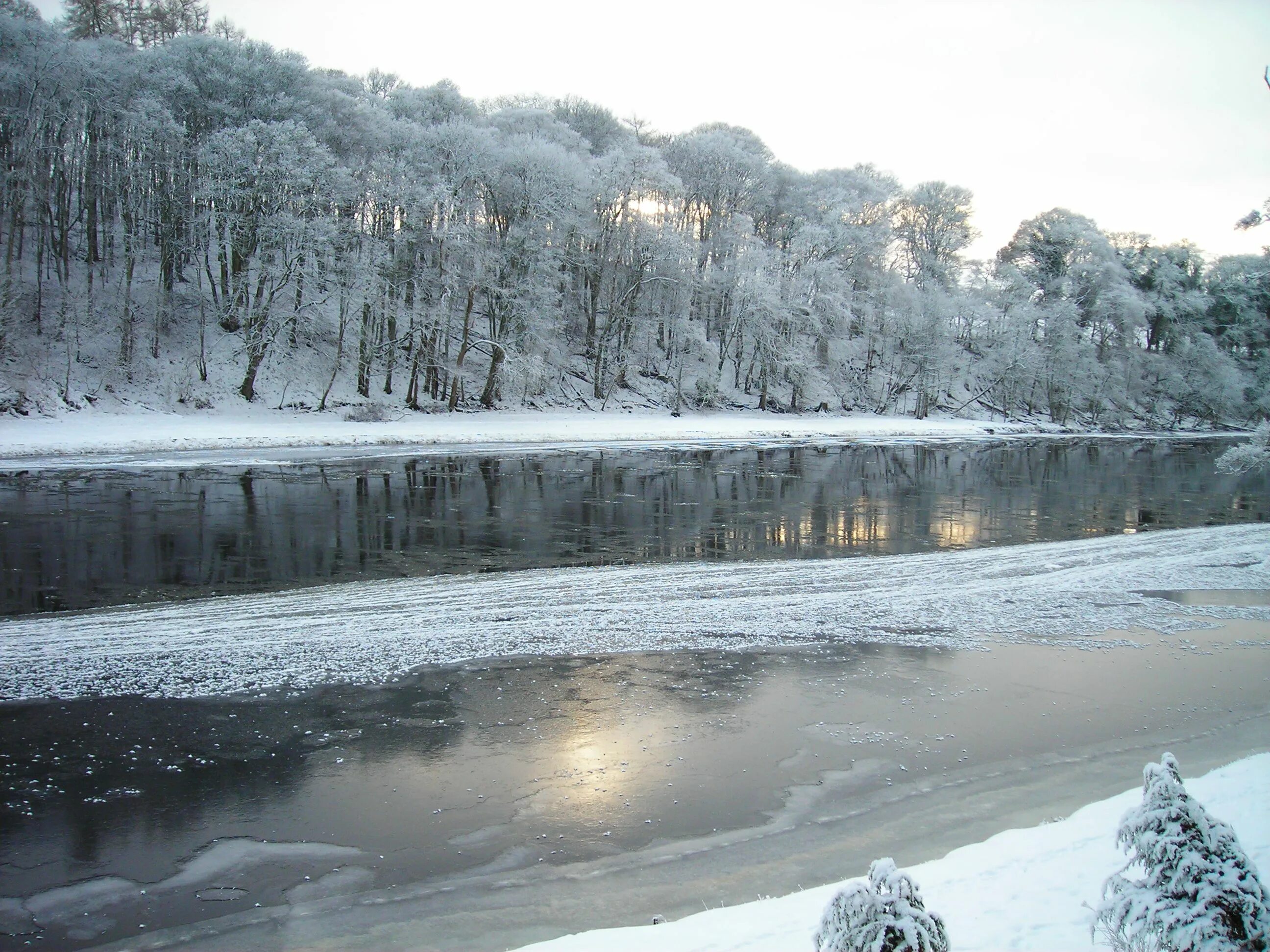 Замерзшая река (Frozen River) 2008. Радоновые озера зима. Замерзшая река зимой. Вода в реке замерзла