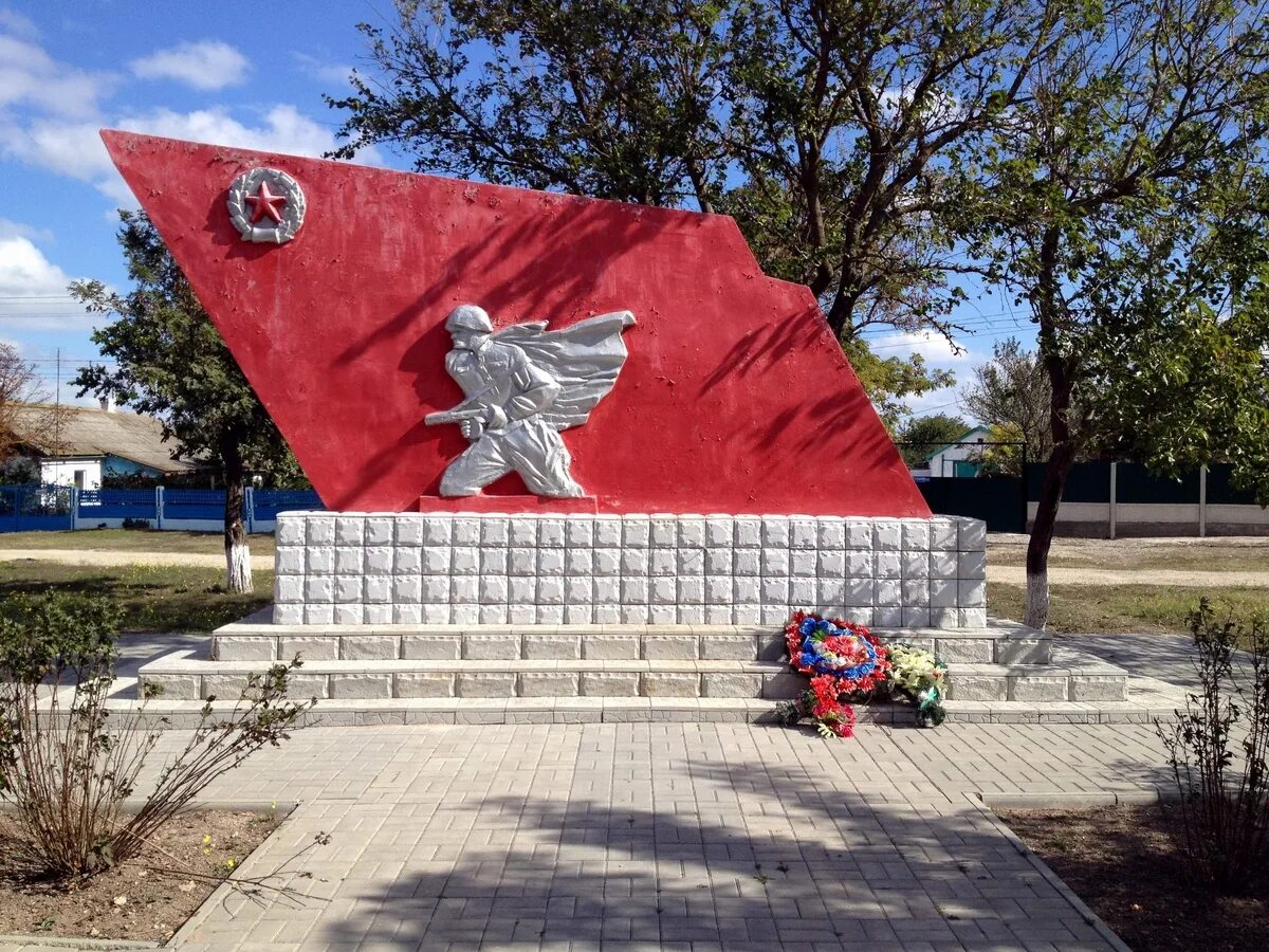 Погода в селе кировское крым. Село Шубино Кировский район. Памятники в пгт Кировское Крым. Шубино Крым. Кировский район Крыма.