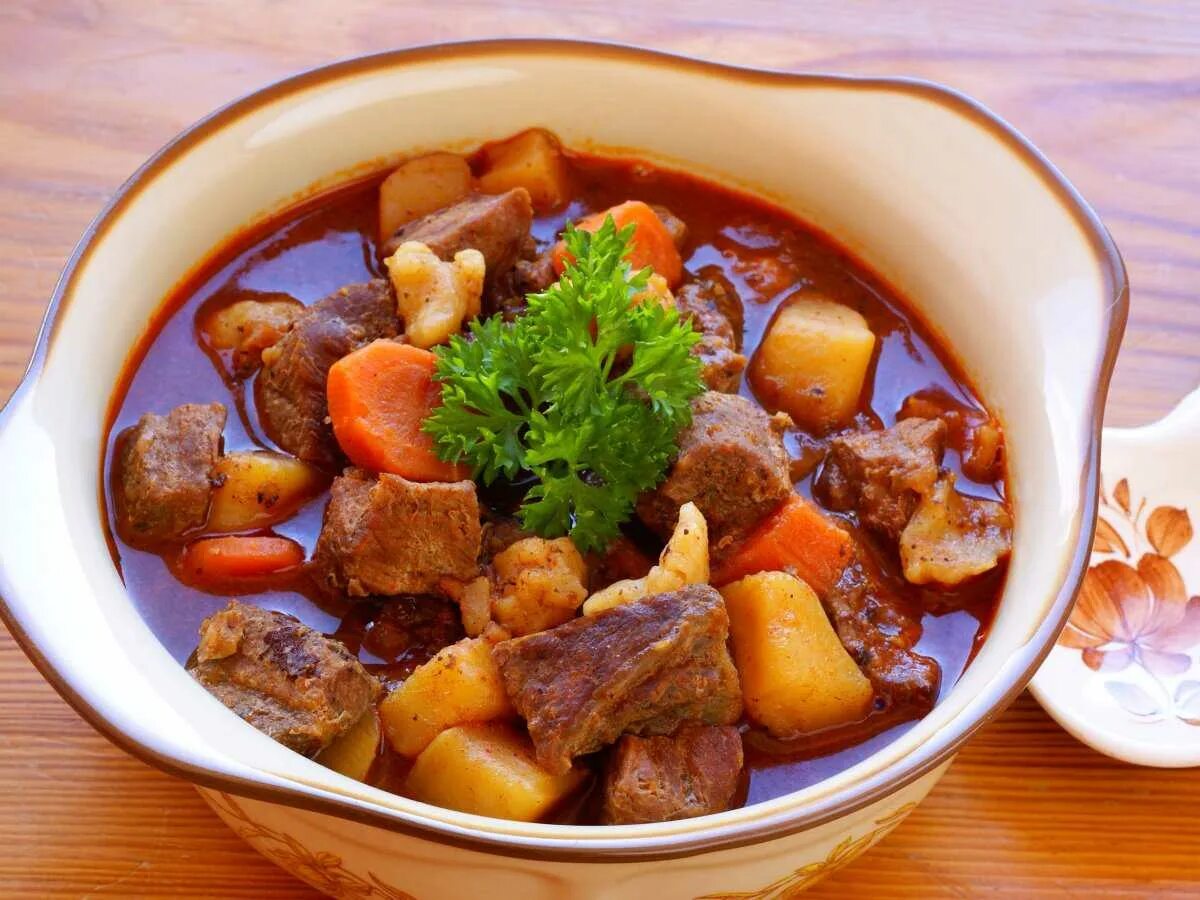 Гуляш из говядины с картошкой