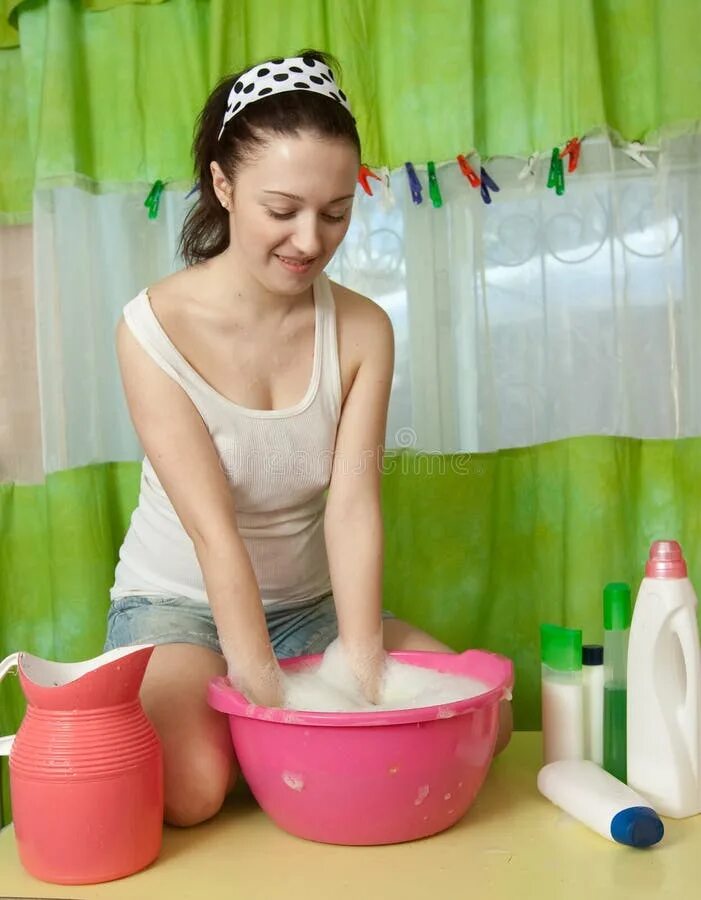 Молодые подруги в ванной. Женщина в ванной. Девушек молодых моют. Фотосессия в душе. Женщина в ванной.