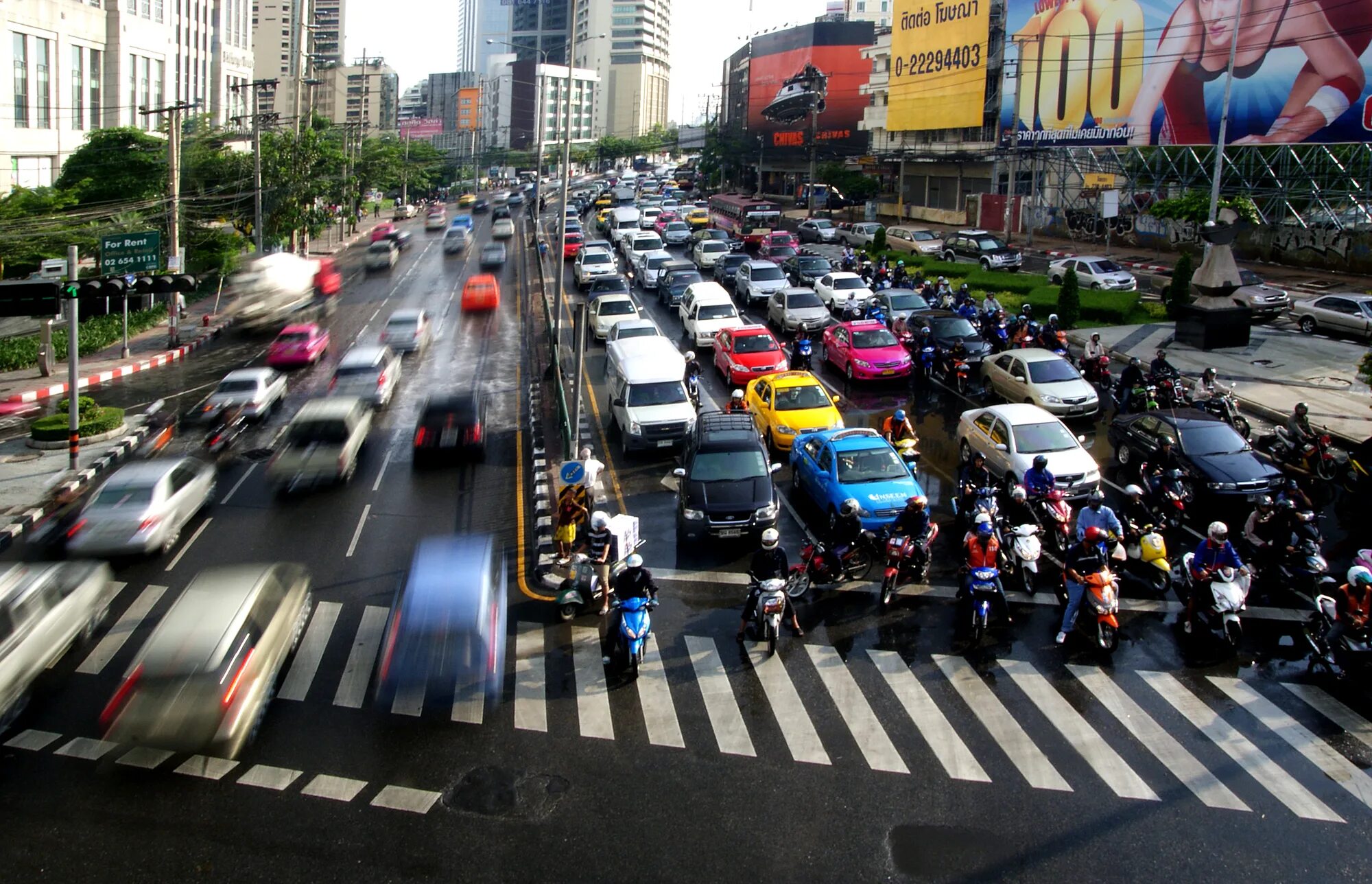 Трафик traffic. Бангкок дорожное движение. Бангкок движение левостороннее. Дорожное движение в Тайланде. Транспорт на дороге.