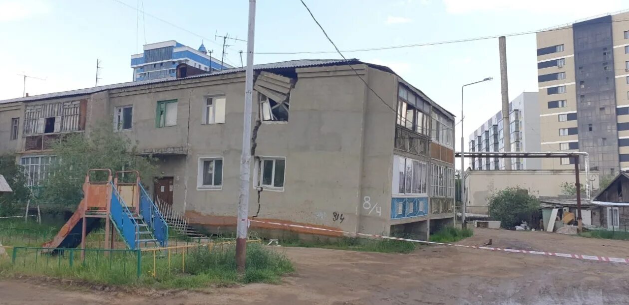 Дом на якутском. Якутск дом вечной мерзлоте. многоквартирный дом в якутске. дом на сваях в якутии. дом в якутске.