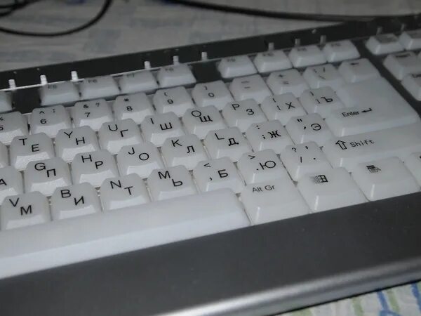 Горит клавиатура после выключения. Горящие клавиатуры на компьютере. Как включить в биосе мышку и клавиатуру. Клавиатура до и после. Светящаяся клавиатура для ноутбука виндовс.