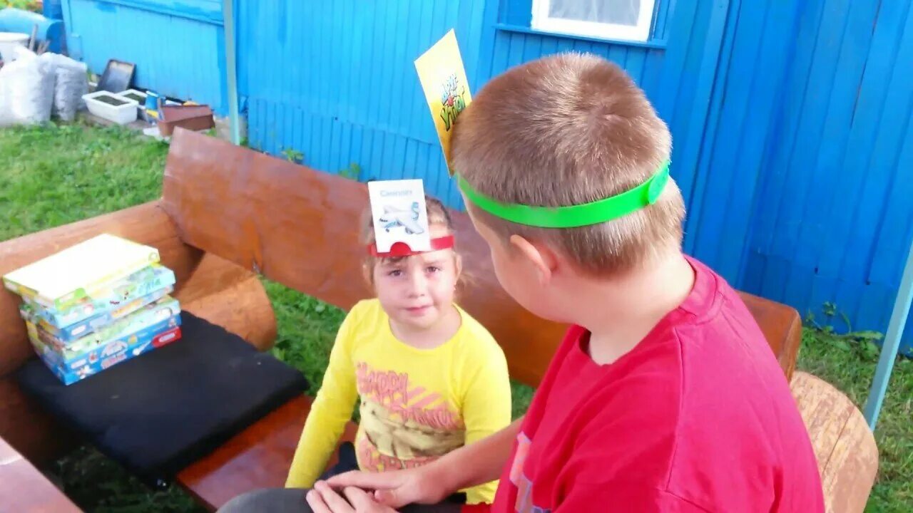 Игра со лбом. Стикер на лбу. Игра с листочками на лбу. Игра со лбом. Игра со лбом.