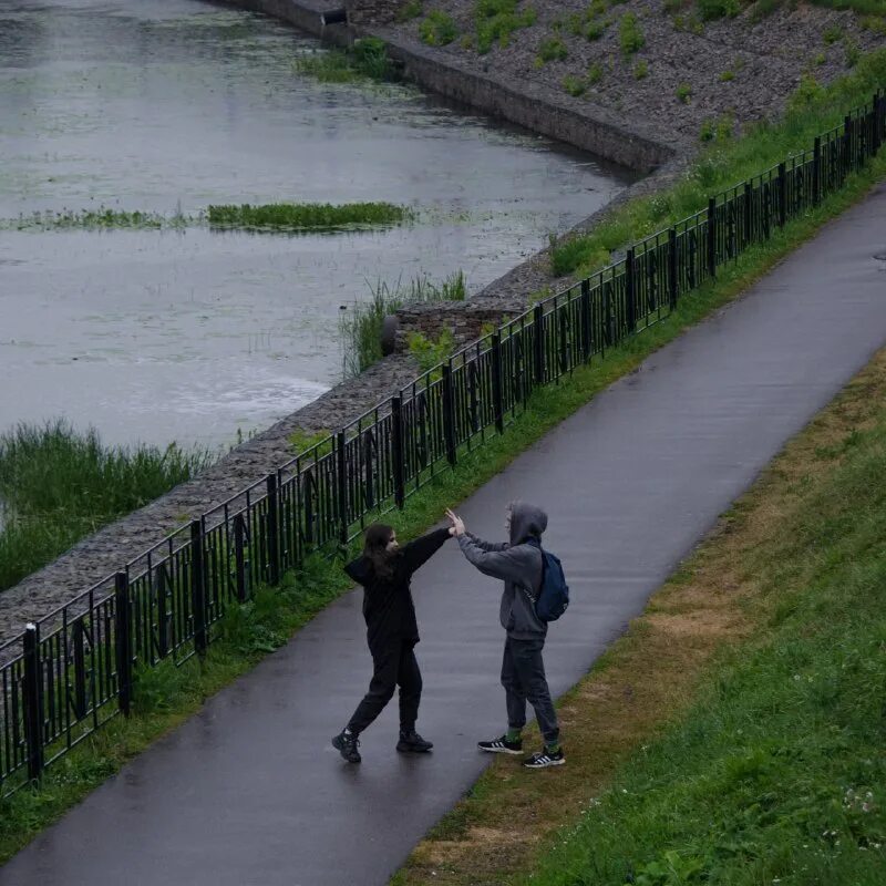 дождь в другом городе. мокрый асфальт город ночь. дождь в другом городе. люди на улицах под дождем. прогулка под дождем летом.