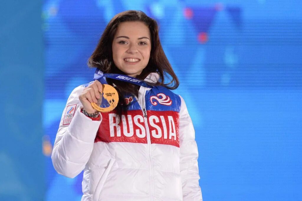 Винкс вокруг света игра. Аделины игры. Камила валиева фигурное катание. Аделины игры. Аделину сотникову фигуристку.