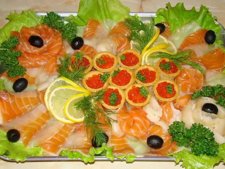 рыбная тарелка на праздничный стол. сервировка красной рыбы. красиво нарезать красную рыбу на праздничный стол. красиво нарезать красную рыбу на праздничный стол. рыбная нарезка на праздничный стол.