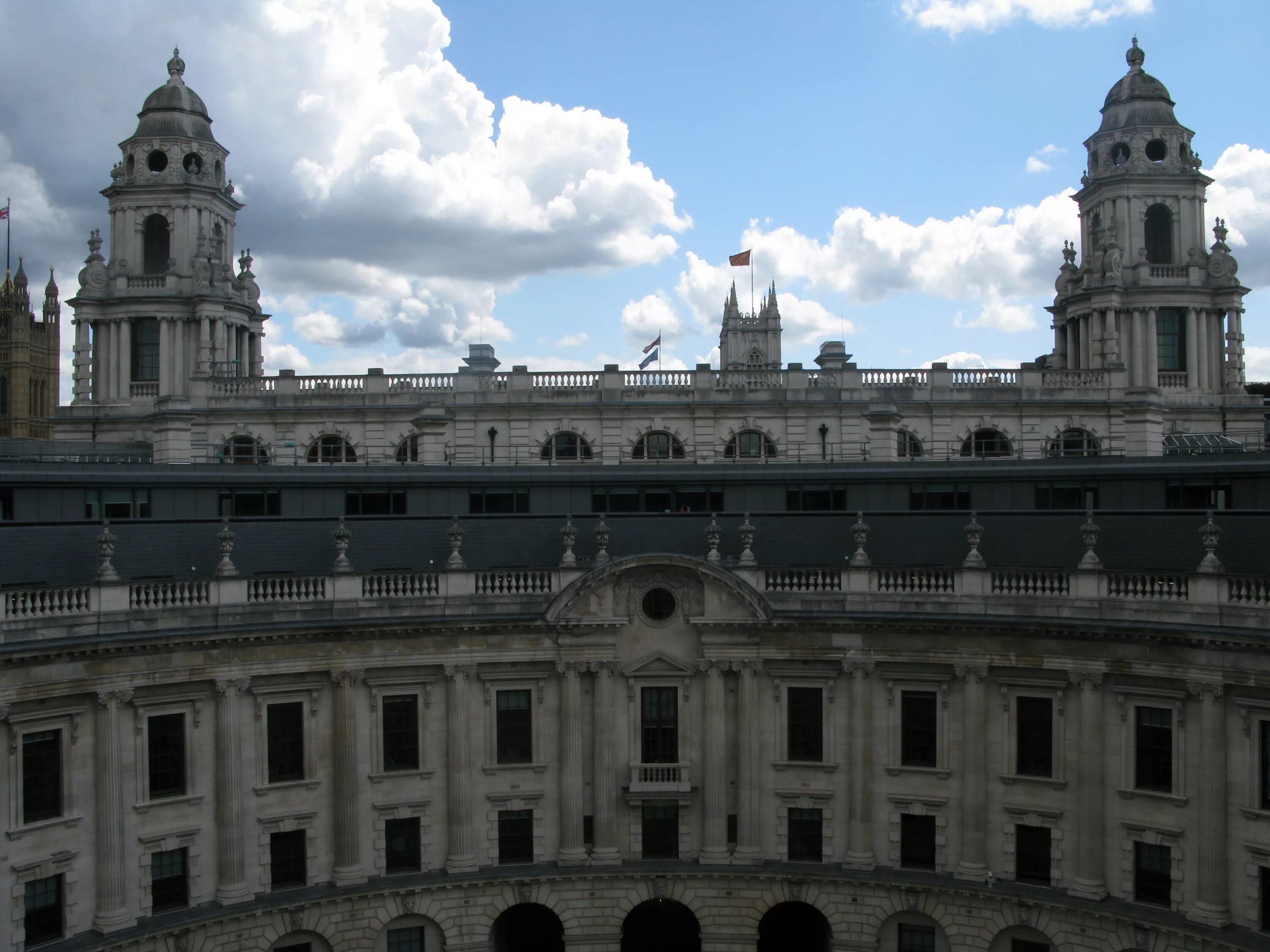 Parliament Street. Какие здания изображены на фотографиях. Что за здание изображено. Парламент стрит функционал улицы.