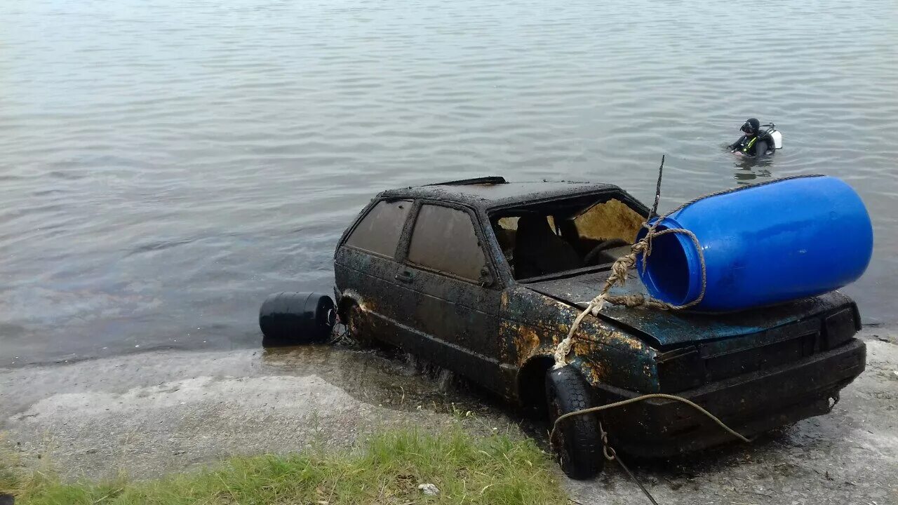 Затонувшие автомобили. Автомобиль утопленник. Старый затонувший автомобиль.