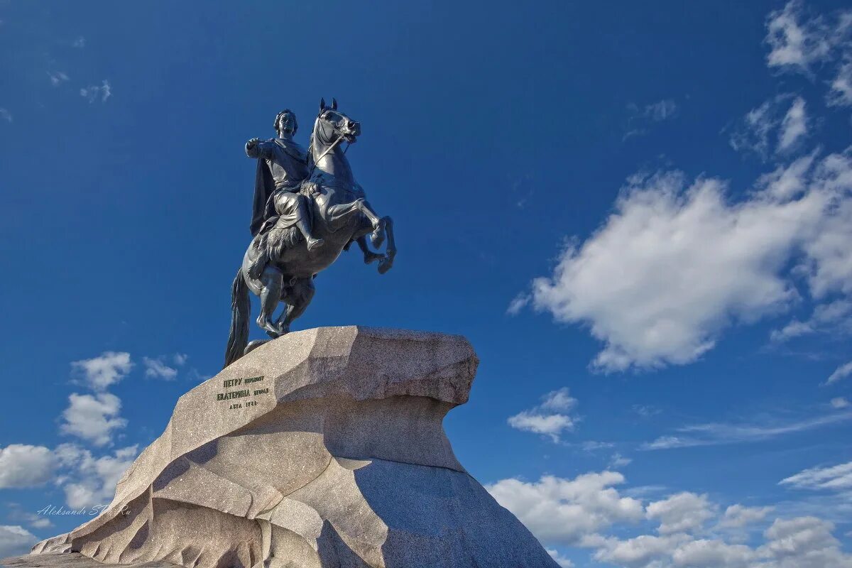 Памятник медному всаднику питер. Медный всадник памятник Петру 1. Памятник Петру 1 в Петербурге Фальконе. Статуя Петру 1 в Петербурге медный всадник. Фальконе медный всадник.