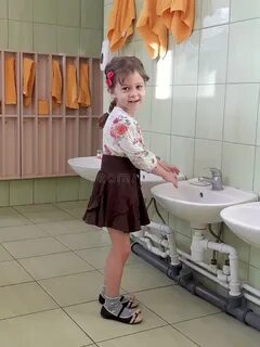 Девочки моют мальчиков