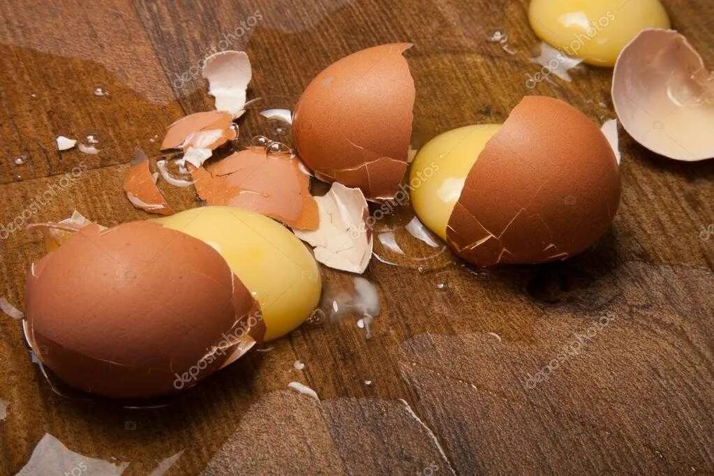 Разбитое яйцо. Разбитые яйца. Разбитые 2 яйца. Треснутые яйца. К чему снится разбитое сырое яйцо женщине