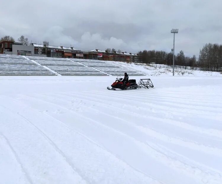Катки в сыктывкаре. Сыктывкар эжва стадион. Стадион бумажник эжва каток. Сыктывкар эжва стадион. Школа 21 сыктывкар каток.