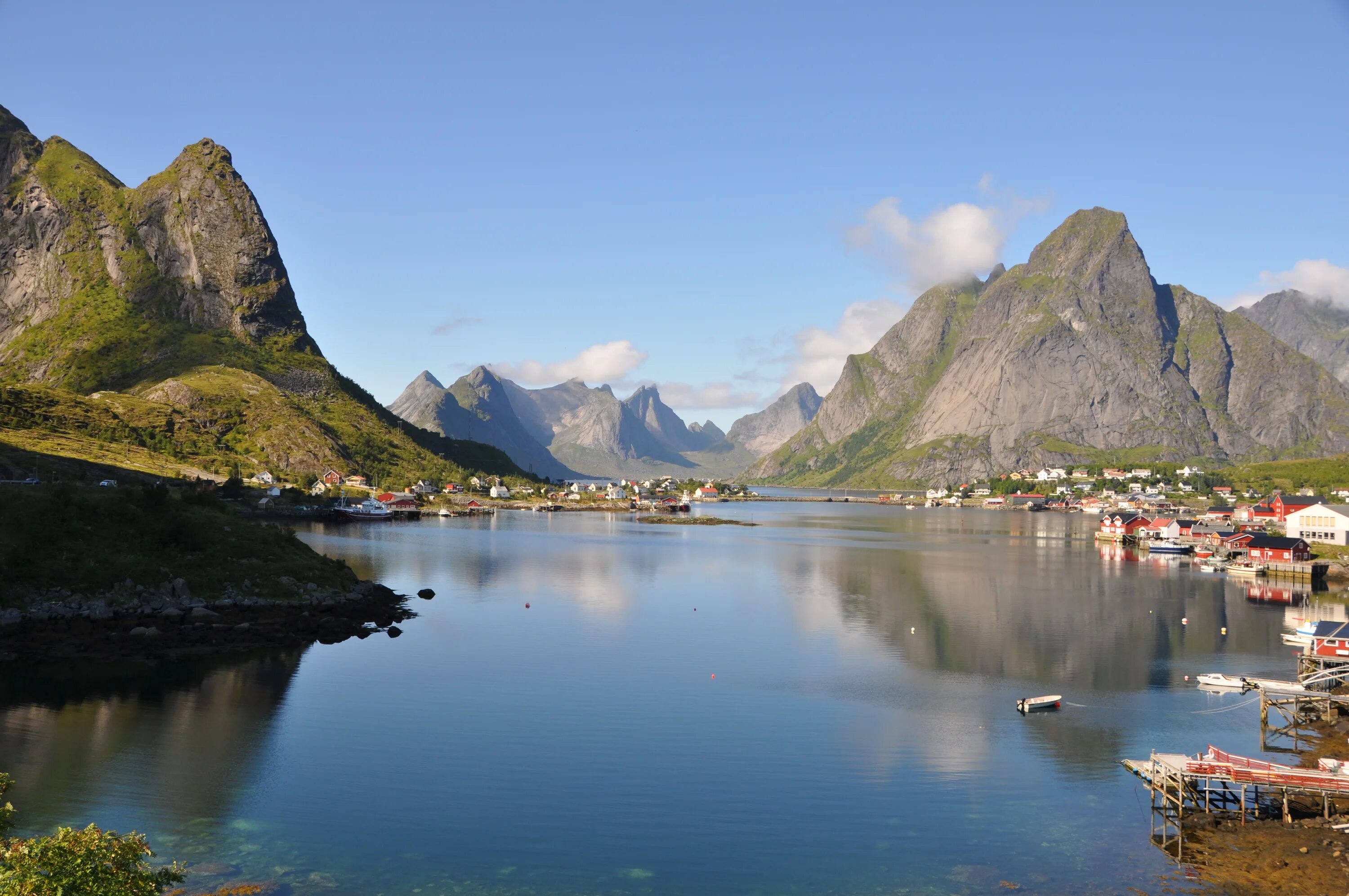 Какая страна имеет природную достопримечательность фьорды. Лофотенские острова, Норвегия. Скандинавия Лофотенские острова. Рейне Лофотенские острова Норвегия.