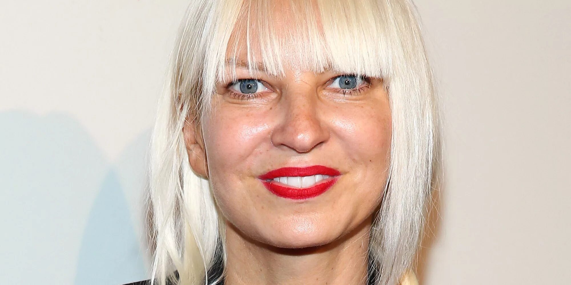 Как выглядела певица. Сиа кейт. sia певица. sia 2025 певица. сиа кейт изобель ферлер.