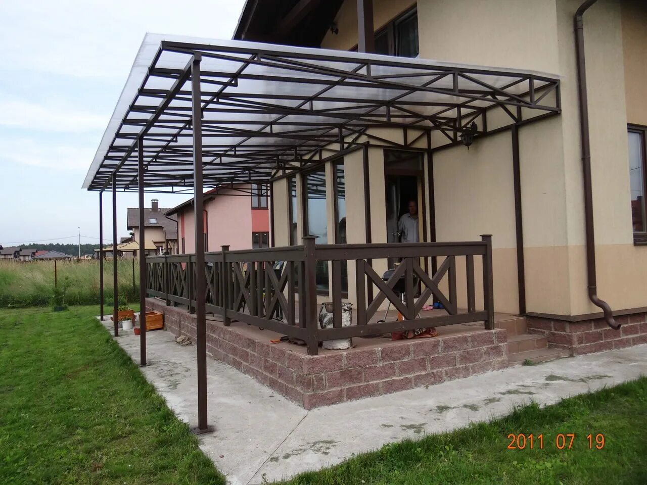 Каркас веранды из металла. Терраса из профильной трубы. Веранда из металлокаркаса. Терраса к дому из металла. Терраса на металлическом каркасе.