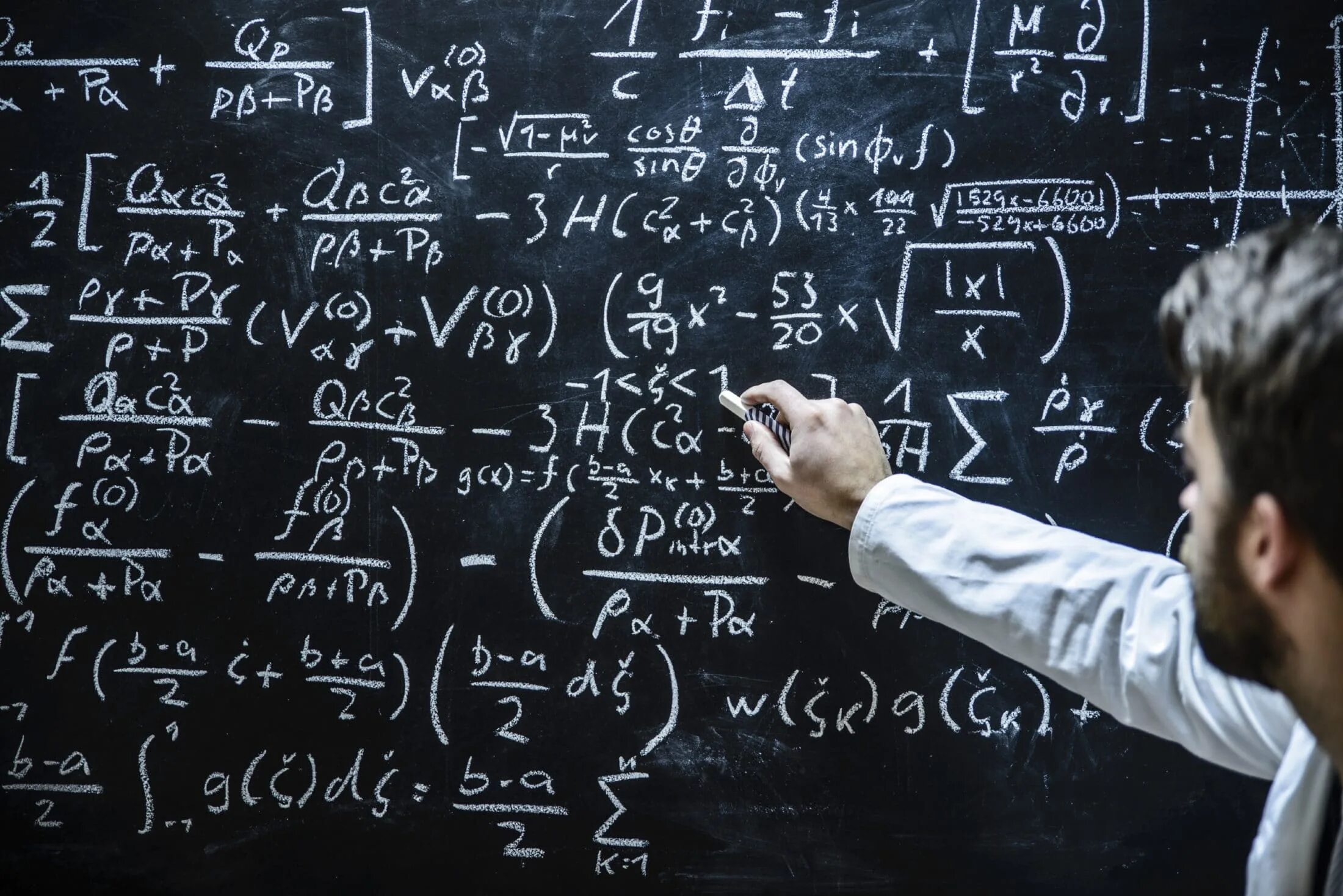 интересные ракурсы для фото. богатый человек. камни в горах. огромный решаться. интересные ракурсы.