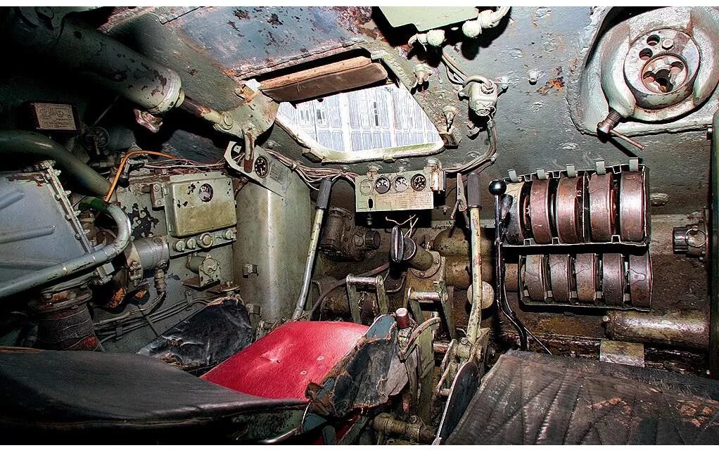 Кабина танка т 80. Танк т-34 внутри танка. Т 34-85 внутри танка. Танк т 34 85 внутри. Башня танка т-34 внутри.