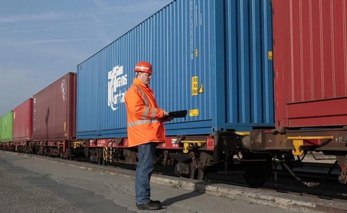 Погрузка железнодорожных грузов. Контейнерный поезд. Погрузка контейнеров. Контейнерные перевозки ЖД. ЖД перевозки контейнеров.