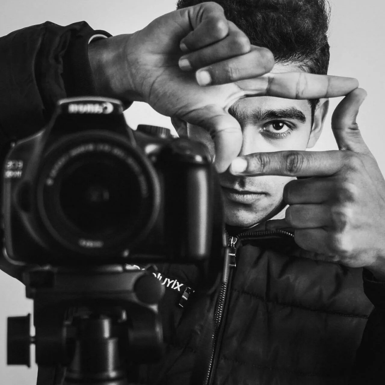 Профессиональный фотограф для форумов. Студия для съемок. Sguardo для фотографов. Человек фотографирует. Sguardo для фотографов.