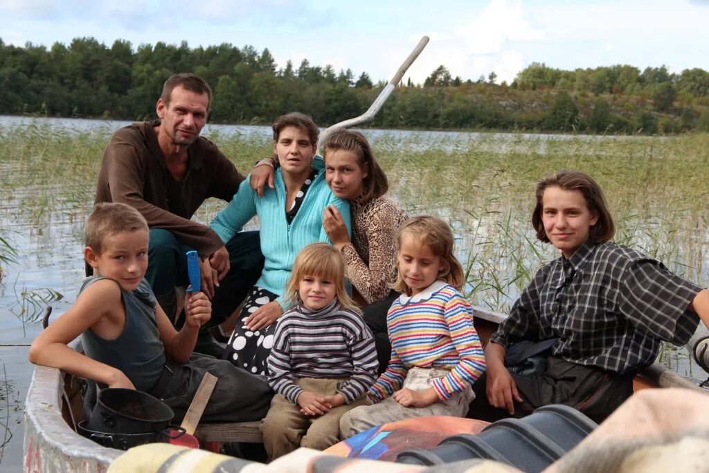 православная многодетная семья. логинов семья фото. многодетная семья м острова кижи. Loginov family. семья логиновых.