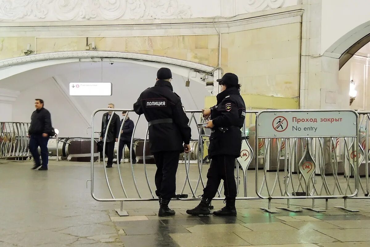 Подмосковье нападение на полицейских. Охотник за попами в метро. Новая МК метро. Напал с ножом в метро Жулебино. Что произошло в метро сегодня в Москве стрельба.