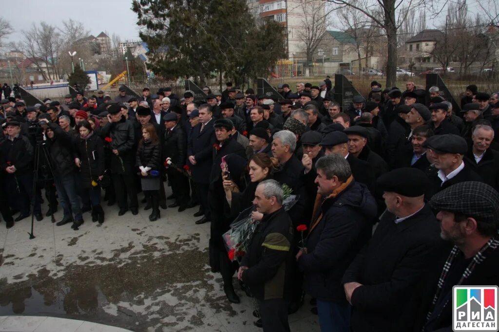 Ютуб новости сегодня политика. Митинг в Махачкале. Митинг в Махачкале сегодня. Протесты в Махачкале сегодня. Махачкала дома для афганцев.