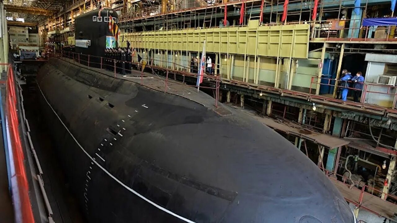 Производство атомных лодок. Атомная подводная лодка "Хабаровск" проекта 09851. 09851 Подводная лодка. Комсомольск на Амуре завод подводных лодок. Судостроительный завод Комсомольск на Амуре подлодка.